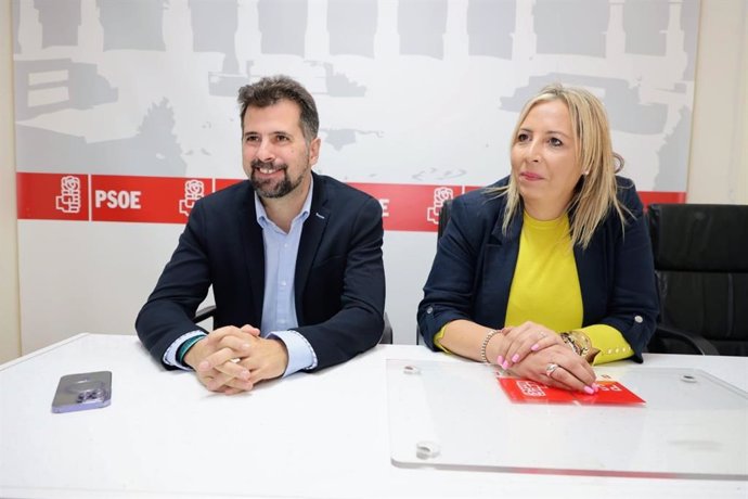 El secretario autonómico del PSOE de Castilla y León, Luis Tudanca, junto a la secretaria local del PSOE en Benavente, Patricia Martín.