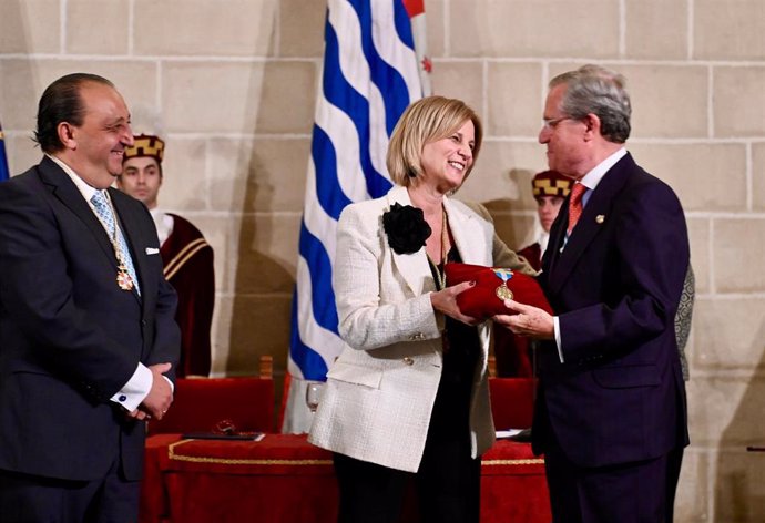 La alcaldesa de Jerez de la Frontera (Cádiz), María José García-Pelayo, entrega la Medalla de Oro de la Ciudad a la Real Academia de San Dionisio de Ciencias, Artes y Letras.