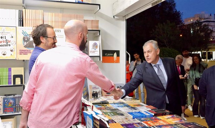 El alcalde de Sevilla, José Luis Sanz, en la inauguración de la Feria del Libro.