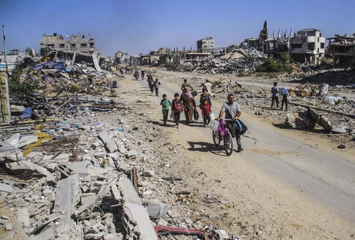 October 22, 2024, Gaza City, The Gaza Strip, Palestine: Displaced Palestinians flee with their families and belongings after an order to evacuate the northern part of Gaza by the Israeli military amid an Israeli military operation, in Jabalia in the north