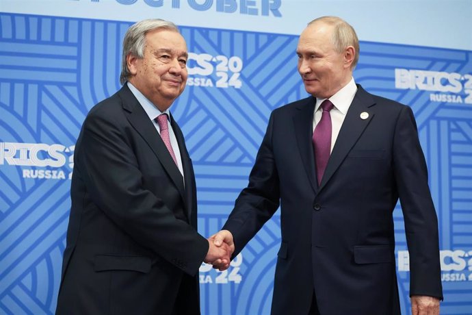 El secretario general de la ONU, António Guterres, y el presidente ruso, Vladimir Putin, en una reunión a los márgenes de la cumbre de los BRICS en Kazán (Rusia)