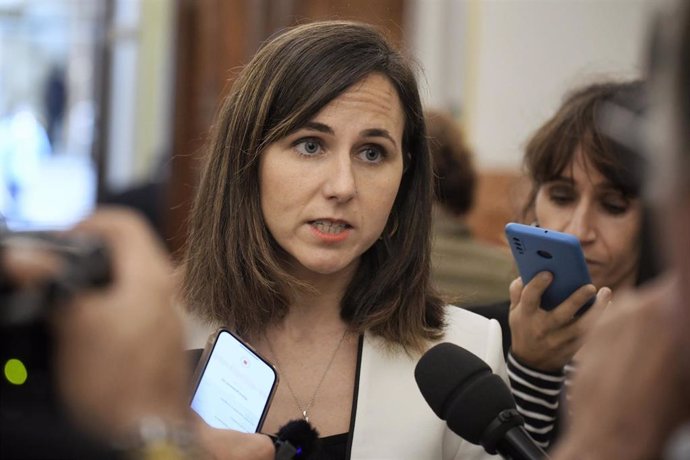 La secretaria general de Podemos, Ione Belarra, ofrece declaraciones a los medios tras una sesión de control al Gobierno, en el Congreso de los Diputados, a 16 de octubre de 2024, en Madrid (España)