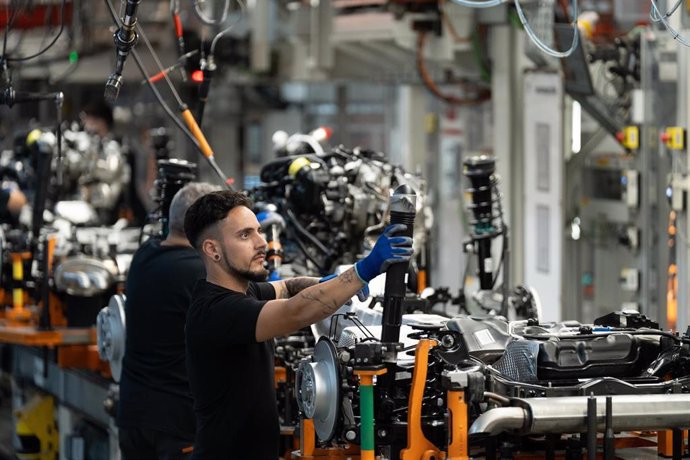 Archivo - Empleados trabajan en la cadena producción de un coche