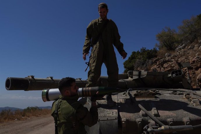 Reservistas del Ejército de Israel en un carro de combate cerca de la frontera con Líbano (archivo)