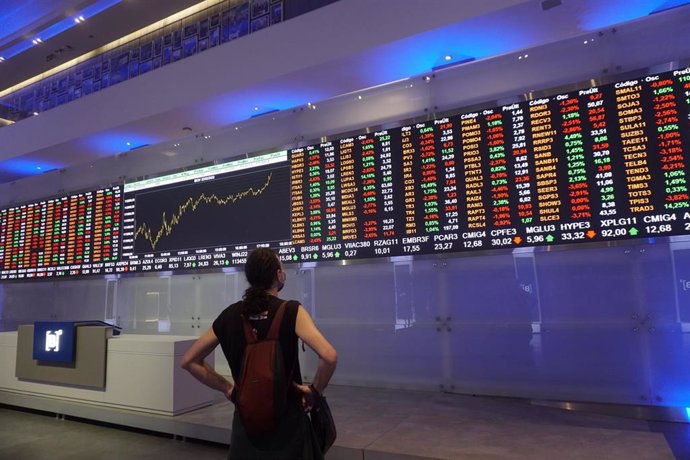 Archivo - 25 February 2022, Brazil, Sao Paulo: A man checks on the financial market movement at the headquarters of the stock exchange (B3) in downtown Sao Paulo.