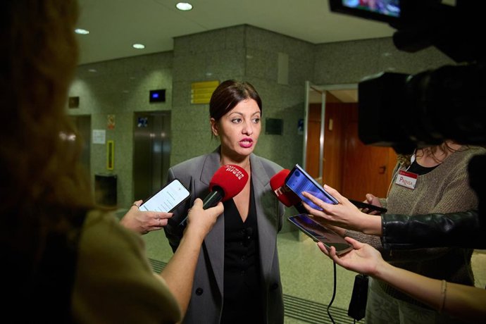 La ministra de Juventud e Infancia, Sira Rego, atiende a los medios a su llegada a la reunión con representantes del Proyecto Itinerarios de Emancipación de Éxito (IMEX) en la sede del Ministerio, a 23 de octubre de 2024, en Madrid (España). El proyecto