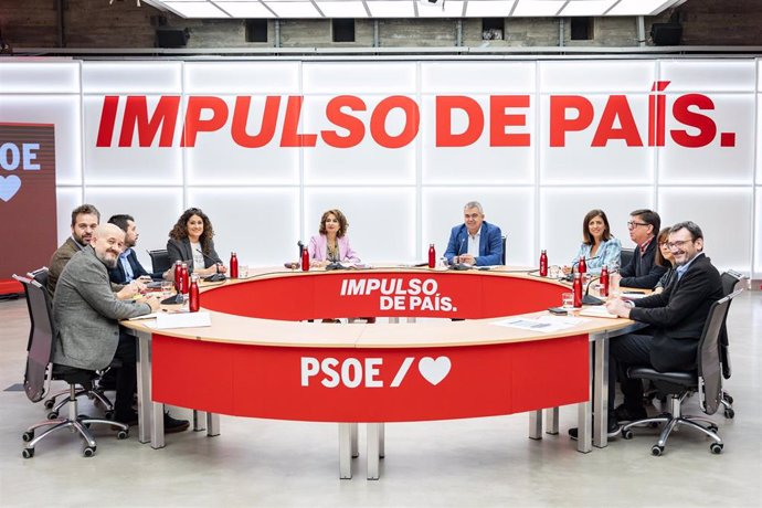 El comité organizador del 41 Congreso del PSOE en una reunión en la sede de la calle Ferraz.