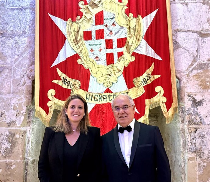 La delegada de Turismo y Cultura en el Ayuntamiento de Sevilla, Angie Moreno, junto Jean Louis Baroux, presidente de APG World Connect.