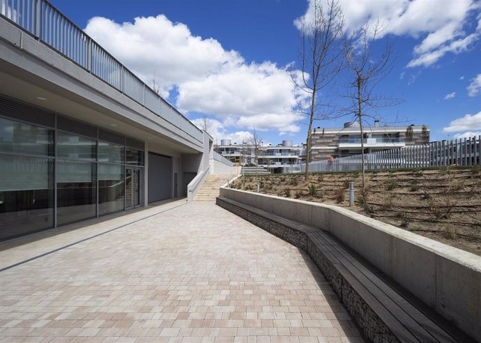 Jardín con sistema de drenaje sostenible en una promoción de Aedas Homes