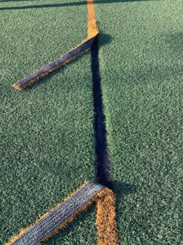 Partes de césped levantado de la instalación deportiva de la Torre dels Enagistes de Manacor.