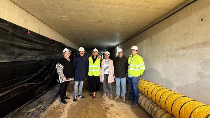 La concejala de Siero, Pilar Santianes; el alcalde de Siero, Ángel Gaecía; la concejala de la Plataforma Vecinal de La Fresneda, Alejandra Cuadriello; los ingenieros municipales Leire Gabilondo y Juan Carlos Álvarez, y el jefe de obra, Josué Ortega.