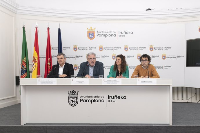 (I-D) Mikel Armendáriz, Joseba Asiron, Garbiñe Bueno y Txema Mauleón en la presentación del anteproyecto de presupuestos de Pamplona para 2025.