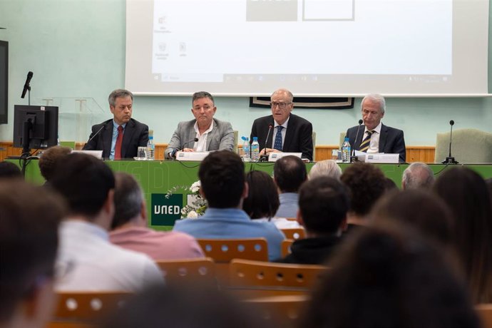 Inauguración del simposio en la UNED.