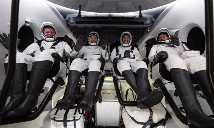 Los miembros de la tripulación 8 de SpaceX de la NASA, de izquierda a derecha, el cosmonauta de Roscosmos Alexander Grebenkin y los astronautas de la NASA Michael Barratt, Matthew Dominick y Jeanette Epps,