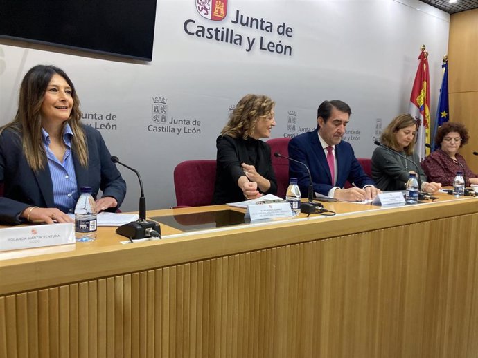 Yolanda Martín (i), María Pardo, Juan Carlos Suárez-Quiñones, María Teresa Cetulio y Sonia González.