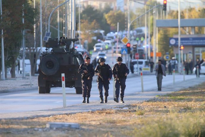 Fuerzas de seguridad de Turquía tras un atentado contra las instalaciones de la empresa Turkish Aerospace Industries (TAI) en la capital, Ankara (archivo)