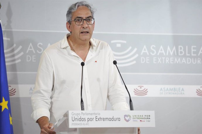 El diputado de Unidas por Extremadura Joaquín Macías en rueda de prensa para valorar los datos de la EPA del tercer trimestre de 2024 en la región