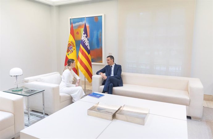 El presidente del Gobierno, Pedro Sánchez, mantiene un encuentro con la presidenta del Govern balear, Marga Prohens.