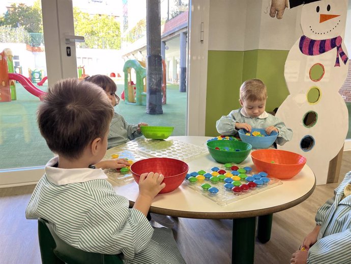 Niños experimentando en el aula