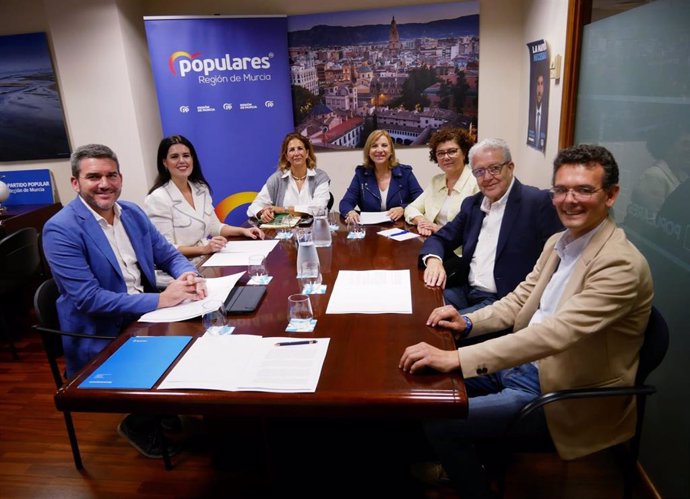 Violante Tomás mantiene una reunión de trabajo con representantes de la Asociación de Familias Numerosas de la Región de Murcia