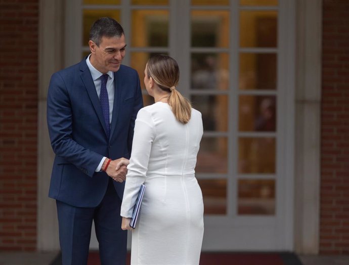 El presidente del Gobierno, Pedro Sánchez, mantiene un encuentro con la presidenta del Govern balear, Marga Prohens.