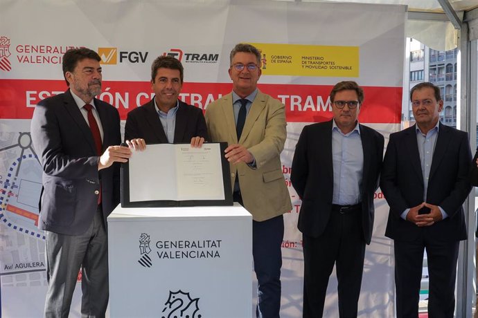 El alcalde de Alicante, Luis Barcala, el 'president' de la Generalitat, Carlos Mazón, y el conseller de Infraestructuras, Vicente Martínez Mus, durante la firma del acta de replanteo de las obras de la futura Estación Central del Tram en Alicante.