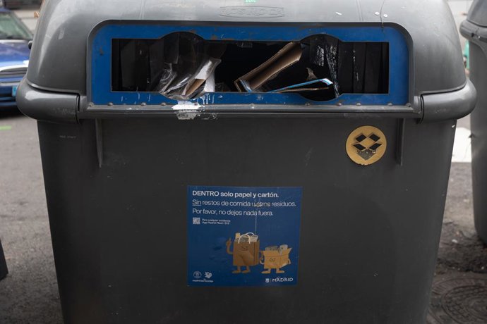 Archivo - Un contenedor de basura, a 29 de diciembre de 2023, en Madrid (España). El Ayuntamiento de Madrid ha pedido colaboración a la ciudadanía no sacando la basura en Nochebuena, Navidad, Nochevieja y Año Nuevo, debido a que esos días no hay servicio 