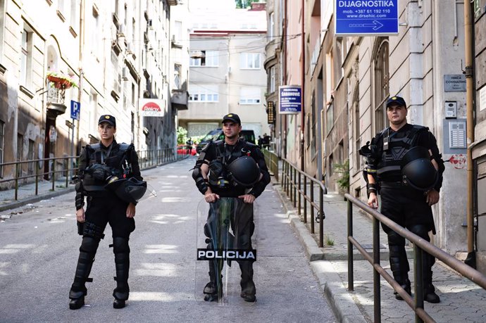 Archivo - August 14, 2021, Sarajevo, Bosnia and Herzegovina: Police officers look on from a blocked off street as demonstrators march through Sarajevo in celebration of the second LGBT Pride to be held in the Bosnian capital in the midst of the Covid-19 p