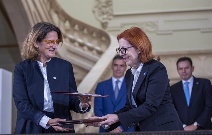 La vicepresidenta tercera y ministra para la Transición Ecológica y el Reto Demográfico, Teresa Ribera, y la ministra de Medio Ambiente y Energía de Portugal, Maria da Graça Carvalho, durante la XXXV Cumbre Hispano-Lusa celebrada en Faro.