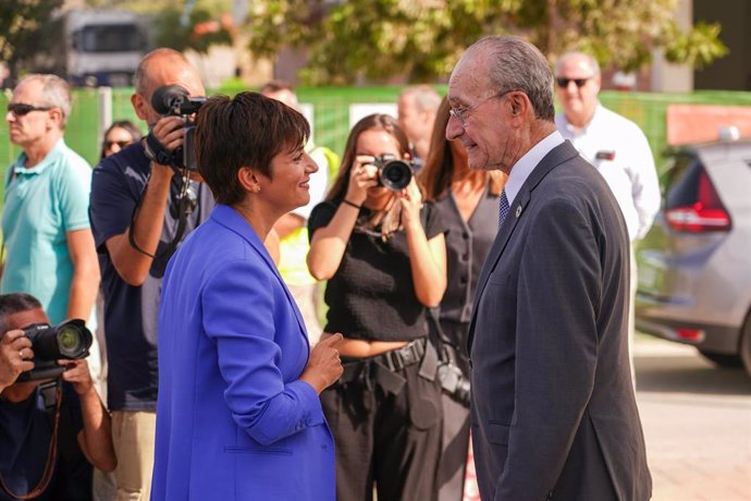 Archivo - La ministra de Vivienda y Agenda Urbana, Isabel Rodríguez (i), conversa con el alcalde de Málaga, Francisco de la Torre (d)  en una imagen de archivo.