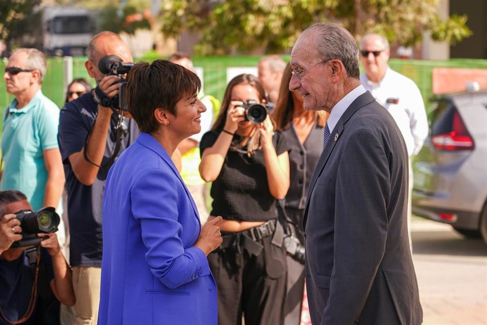 Archivo - La ministra de Vivienda y Agenda Urbana, Isabel Rodríguez (i), conversa con el alcalde de Málaga, Francisco de la Torre (d)  en una imagen de archivo.