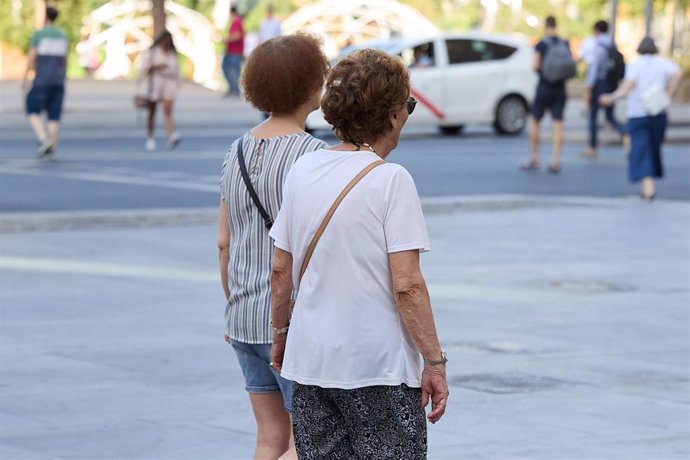 Archivo - Dos señoras mayores caminan por una calle de Madrid, a 28 de agosto de 2024, en Madrid (España). La Seguridad Social destinó en el mes de agosto la cifra récord de 12.827, siete millones de euros al pago de la nómina ordinaria mensual de las pen