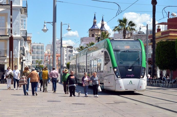 Imagen del Trambahía circulando por San Fernando.