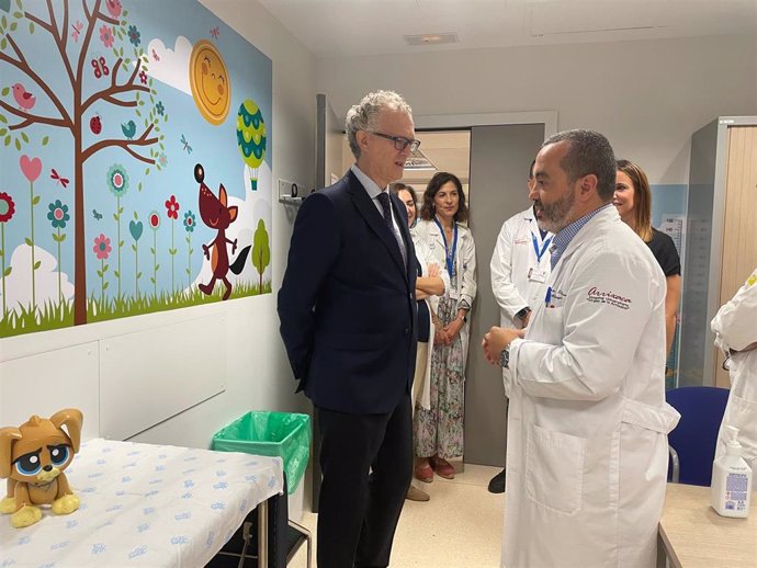 El consejero de Salud, Juan José Pedreño, visitó el servicio de Neurocirugía del hospital Virgen de la Arrixaca