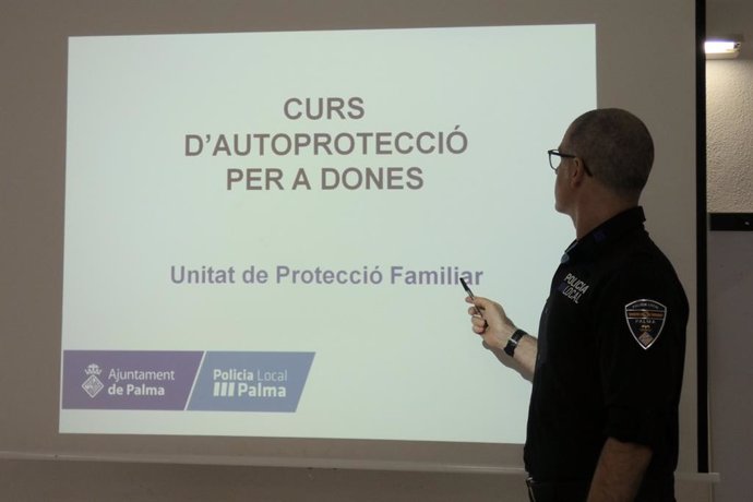 Un agente de la Policía Local de Palma participa en el curso de autoprotección a mujeres víctimas de Violencia de Género impulsado por Cort