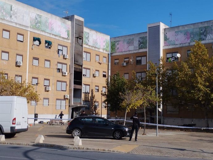 Imagen del edificio incendiado en la madrugada de este viernes en la barriada de El Torrejón (Huelva).