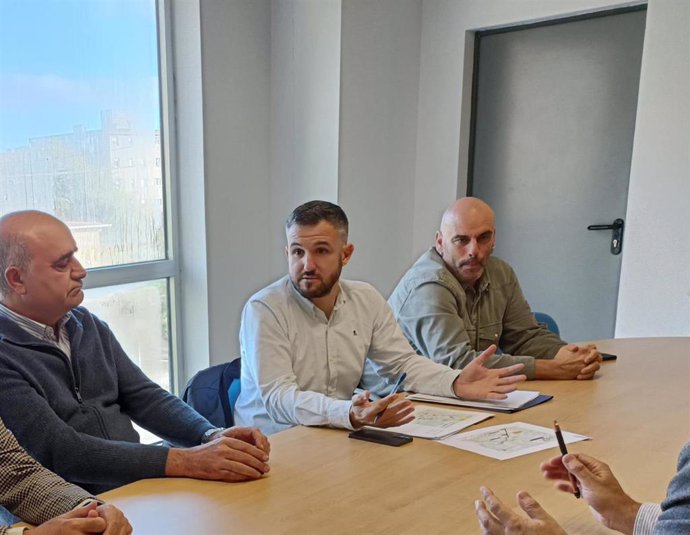 El viceconsejero de Infraestructuras y Movilidad del Principado de Asturias, Jorge García, junto al secretario general de la Agrupación Socialista de Gijón, Monchu García, durante una reunión con transportistas en Gijón.