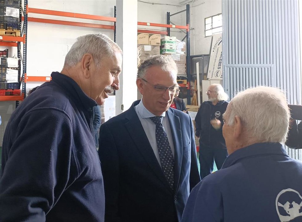 El delegado del Gobierno en Extremadura, José Luis Quintana, en una visita al Banco de Alimentos de Cáceres