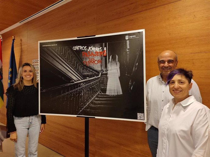 La concejala de Juventud, Laura Lázaro, con técnicos de Juventud del Ayuntamiento