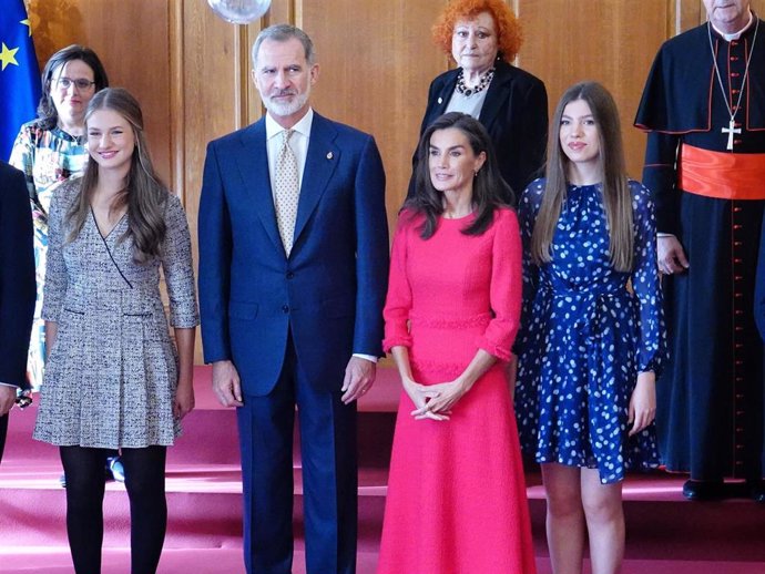 La Princesa Leonor, los Reyes, Felipe VI y Letizia y la Infanta posan junto a los galardonados con las Medallas de Asturias 2024, en el Hotel La Reconquista