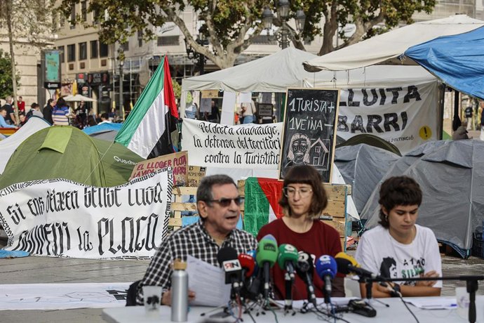Roda de premsa de l'acampada per l'habitatge a la plaça de l'Ajuntament