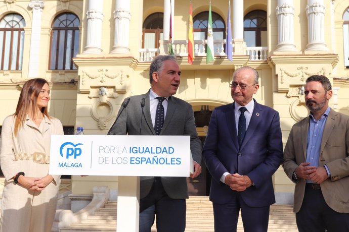 El vicesecretario de Coordinación Autonómica y Local y Análisis Electoral del PP, Elías Bendodo, con el alcalde de Málaga, Francisco de la Torre.