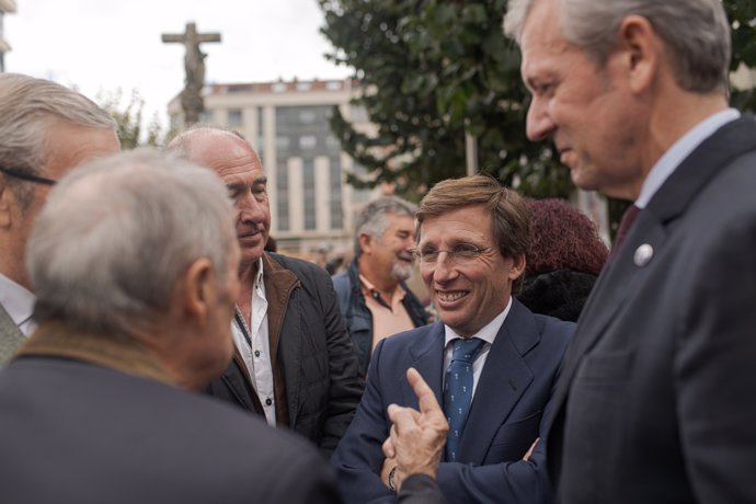 El alcalde de Madrid, José Luis Martínez-Almeida, y el presidente de la Xunta de Galicia, Alfonso Rueda