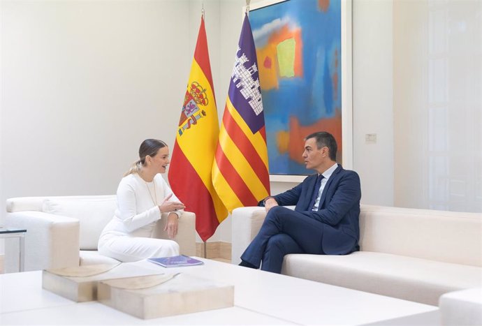 El presidente del Gobierno, Pedro Sánchez, mantiene un encuentro con la presidenta del Govern balear, Marga Prohens, en el Complejo de La Moncloa, a 25 de octubre de 2024, en Madrid (España). Este encuentro forma parte de la ronda de reuniones que el pres