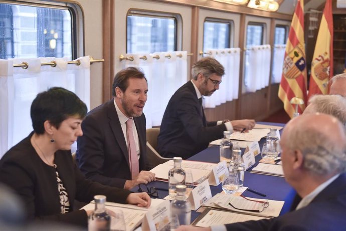 El ministro de Transportes y Movilidad Sostenible, Óscar Puente, mantiene un encuentro con el presidente de Aragón, Jorge Azcón, en el vagón Canfranc Express de la Estación Internacional de Ferrocarril de Canfranc, a 25 de octubre de 2024, en Canfranc, Hu