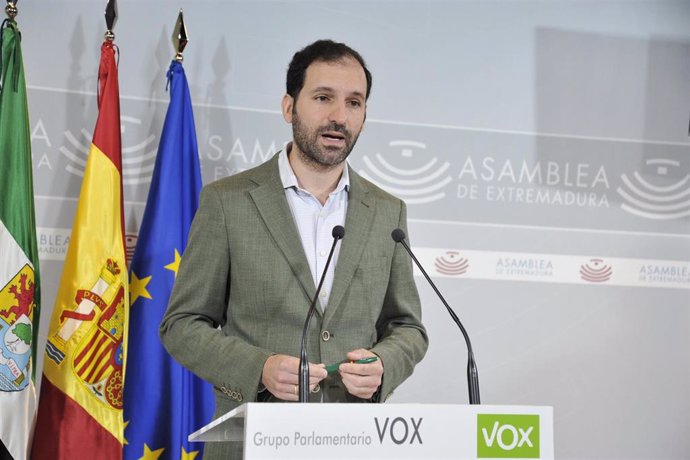 El diputado del Grupo Parlamentario Vox en la Asamblea de Extremadura Álvaro Luis Sánchez-Ocaña en rueda de prensa