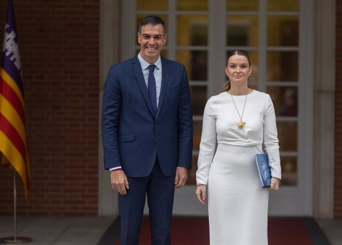 El presidente del Gobierno, Pedro Sánchez, mantiene un encuentro con la presidenta del Govern balear, Marga Prohens, en el Complejo de La Moncloa, a 25 de octubre de 2024, en Madrid (España). Este encuentro forma parte de la ronda de reuniones que el pres