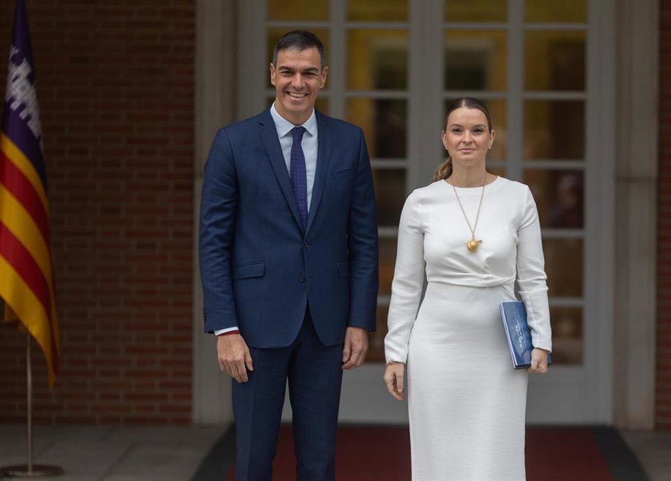 El presidente del Gobierno, Pedro Sánchez, mantiene un encuentro con la presidenta del Govern balear, Marga Prohens, en el Complejo de La Moncloa, a 25 de octubre de 2024, en Madrid (España). Este encuentro forma parte de la ronda de reuniones que el pr