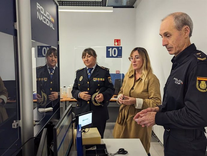 La delegada del Gobierno en Cantabria, Eugenia Gómez de Diego, y la jefa superior de Policía, Carmen Martínez, han visitado este viernes las instalaciones de la comisaría del centro de Santander donde se ha puesto en funcionamiento el nuevo sistema