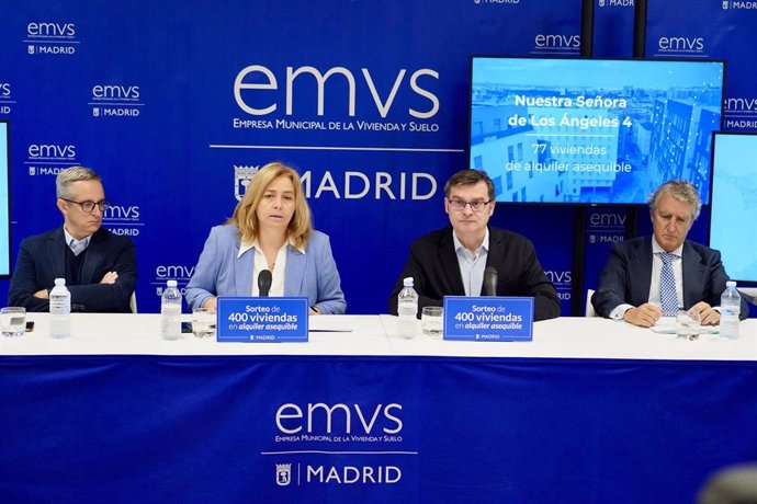 La vicealcaldesa de Madrid, Inma Sanz, acompañada del delegado de Políticas de Vivienda y presidente de EMVS Madrid, Álvaro González, en el sorteo de 400 viviendas de alquiler asequible